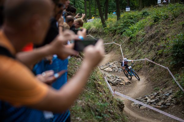 Jolanda Neff na houpačce