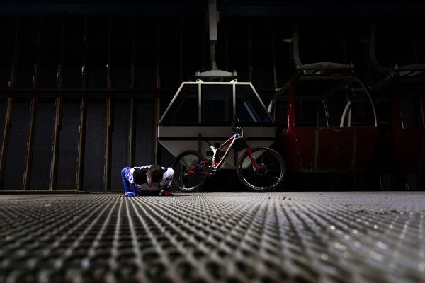 ... rozehřát kladiva ...