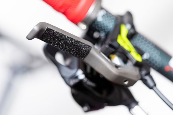 ...a pro jistotu šmirgl na brzdách.