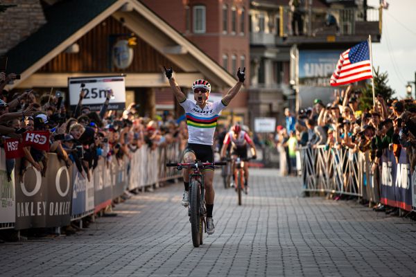 Nino Schurter vítězí a vyhrává Světový pohár MTB