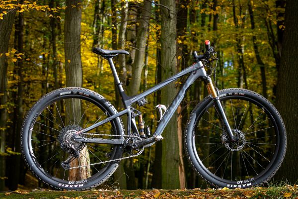 Pivot Mach 4 SL World Cup Live Valve