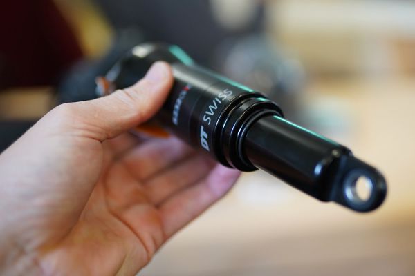 DT Swiss odpružení 2021