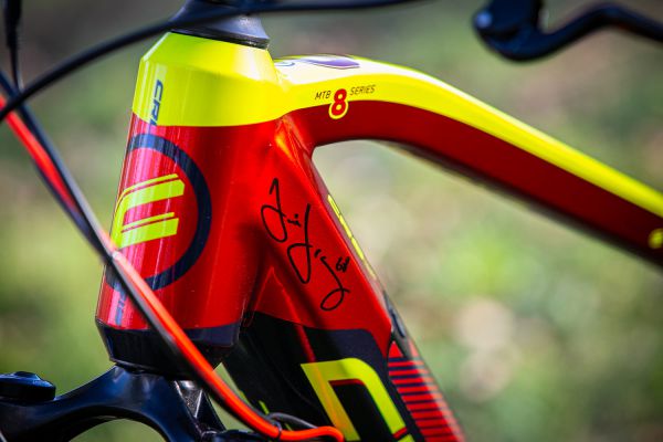 Crussis E-Largo 8.5 S