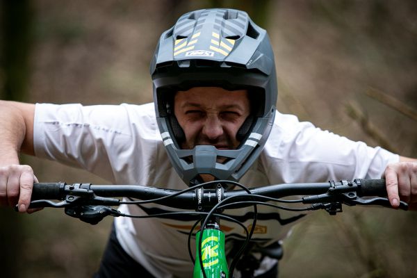 Enduro MTB přilba 100% Trajecta