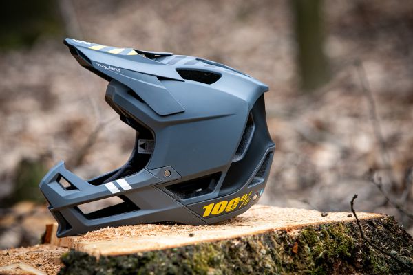 Enduro MTB přilba 100% Trajecta