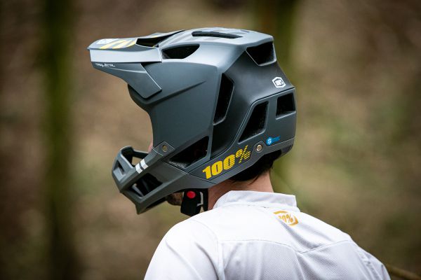 Enduro MTB přilba 100% Trajecta