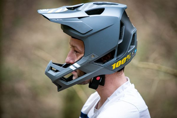 Enduro MTB přilba 100% Trajecta