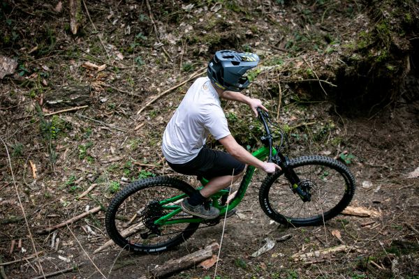 Enduro MTB přilba 100% Trajecta