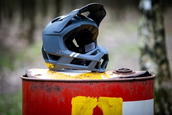 Enduro MTB přilba 100% Trajecta