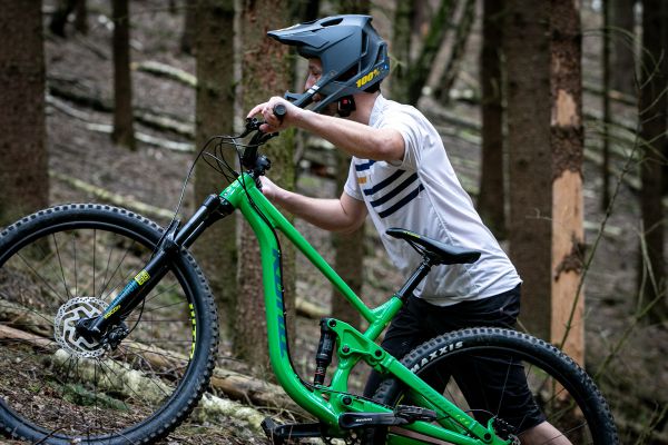 Enduro MTB přilba 100% Trajecta