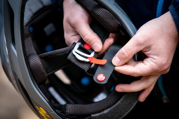 Enduro MTB přilba 100% Trajecta