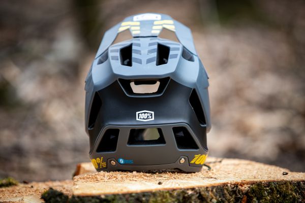 Enduro MTB přilba 100% Trajecta