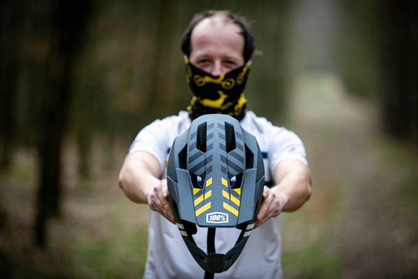 Enduro MTB přilba 100% Trajecta