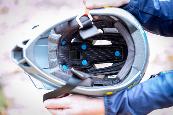 Enduro MTB přilba 100% Trajecta