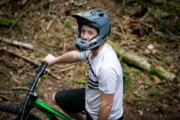 Enduro MTB přilba 100% Trajecta