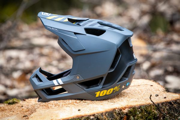 Enduro MTB přilba 100% Trajecta
