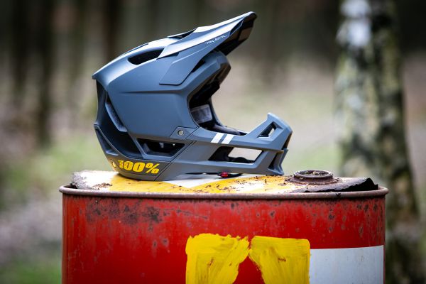 Enduro MTB přilba 100% Trajecta