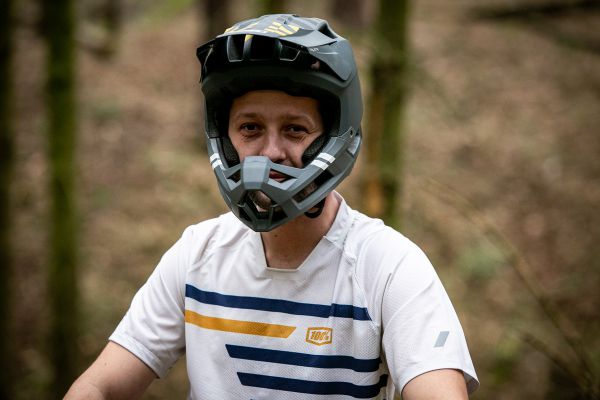 Enduro MTB přilba 100% Trajecta