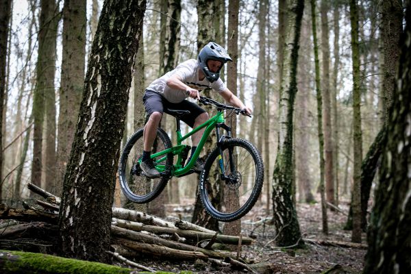 Enduro MTB přilba 100% Trajecta