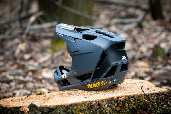 Enduro MTB přilba 100% Trajecta