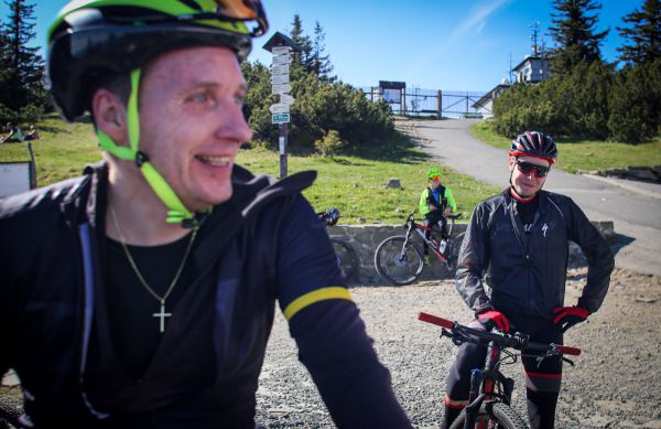 Dan a Lukáš. Dva bikeři, kteří ten den strávili na Lysé také. Dan ji zdolal 6x, Lukáš 8x