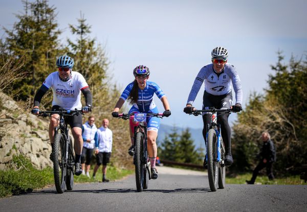 Martin Doktor zvládnul vyjet Lysou dvakrát, Anička Podskalská po operaci z půlky