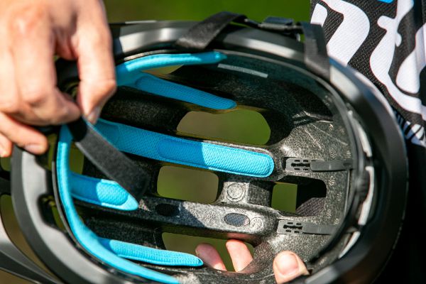 Přilba POC Axion Spin