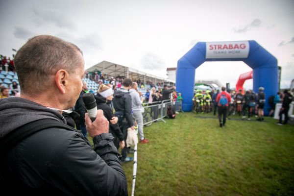 ČP Most 2020 - šéf Extrému Jarda Hrubý dává instrukce ptřed startem už po 19.