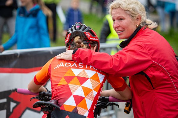 MČR XCO 2020 - emotivní oslava v cíli