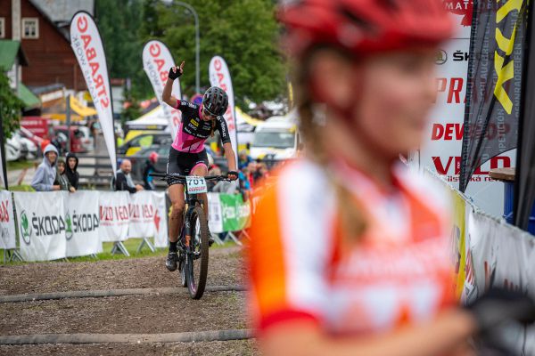 MČR XCO 2020 - juniorka Holubová sice neobhájila, přesto se radovala ze stříbra