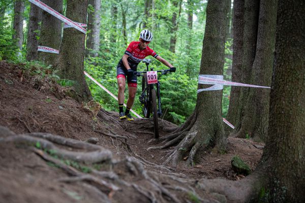 MČR XCO 2020 - I mistr se občas utne a musí občas seskočit