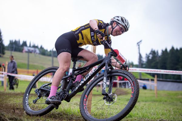 MČR XCO 2020 - Tereza Sásková příkladně krájí uklouzanou točku