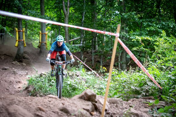 MČR enduro 2020 - Štěpánka jako jediná žena volila stopu s dropem těsně před klopenkou