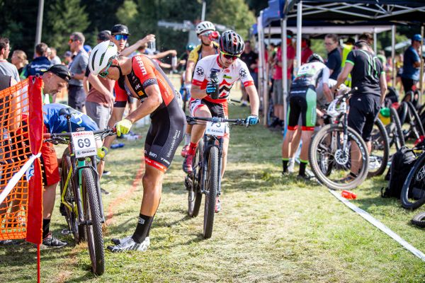 ČP XCO 2020 - Zadov - v depu to vřelo, defektů bylo hodně