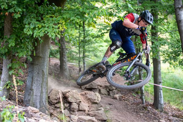 MČR enduro 2020 - někdo si na cílovém skoku dal i pěknej polet