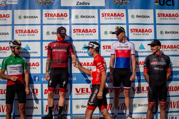 ČP XCO 2020 - Zadov - chlapi už byli drsnější a šli do sebe pěstičkama