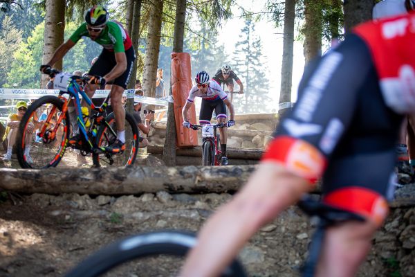 ČP XCO 2020 - Zadov - Ondřej Cink byl od počátku "zabudován" v rychlé čelní skupince