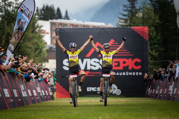 Lars Forster a Nino Schurter vítězí