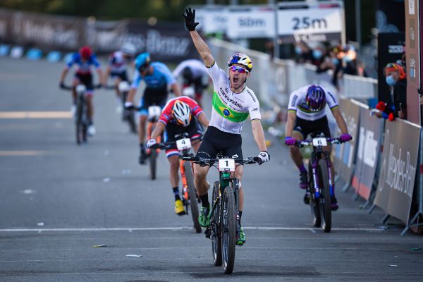 Henrique Avancini vyhrává svůj první svěťák