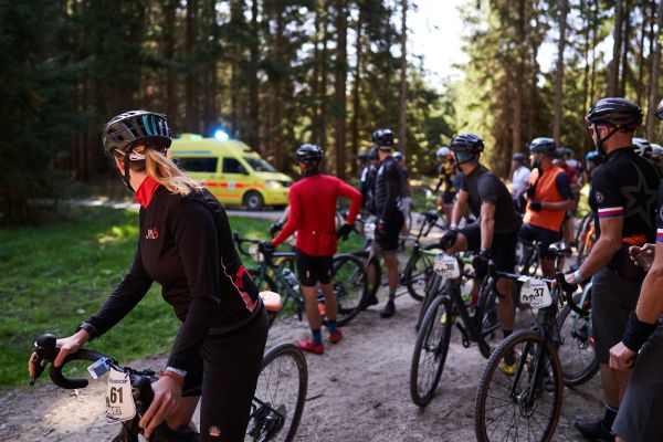 Pár zranění bohužel bylo. Šotolinka holt trochu klouže