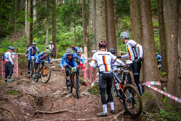 MS MTB 2020 - 1.den - Matěj Charvát piluje sjezdíky s juniory