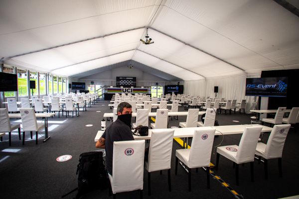 MS MTB 2020 - 1.den - a na závěr malá exkurze do chirurgicky čistého tiskového centra