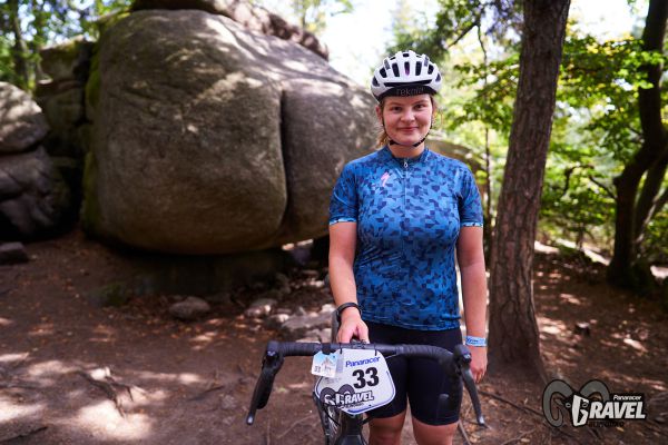 Tady máme trochu stydlivou gravelistku...