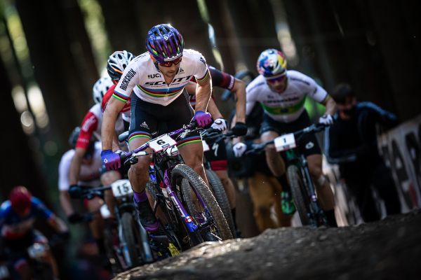 Nino Schurter udává tempo