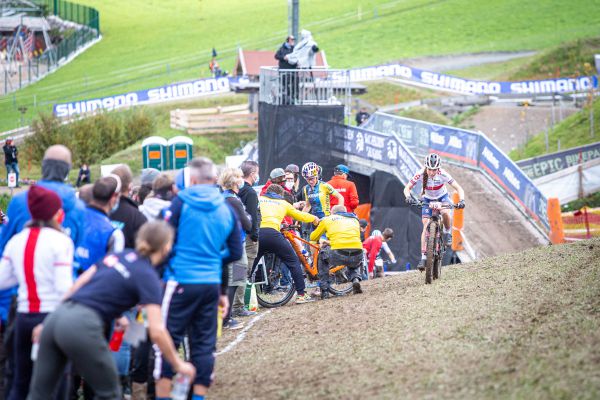 MS MTB 2020 Leogang - Isla Short míjí Yanu Belomoynu v depu