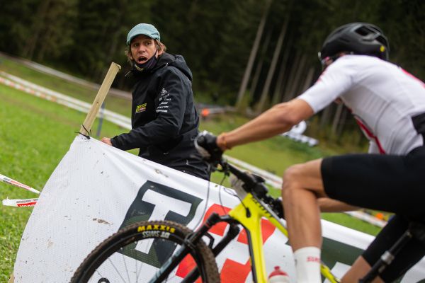 Thomas Frischknecht žene svého syna Andriho