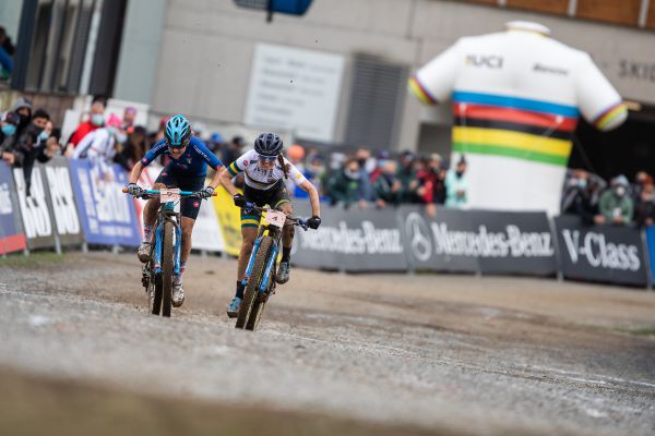 sprint o stříbro mezi Evou Lechner a Rebeccou McConnell