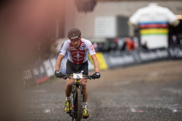 Nino Schurter po pěti letech odevzdává duhový dres