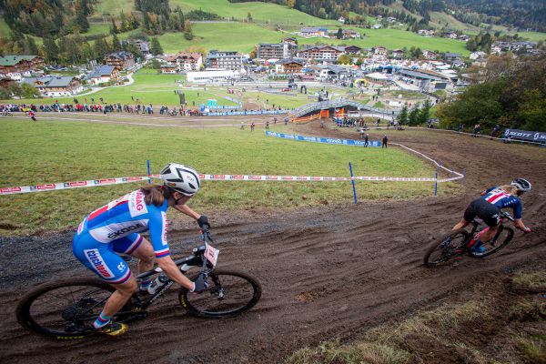 MS MTB 2020 Leogang - Jitka Čábelická najíždí na loučku "muddy fest"