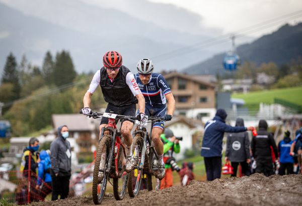 MS MTB 2020 Leogang - M. Flückiger vezl vestu kvůli zimě...